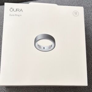 Oura Ring 4 in Stealth